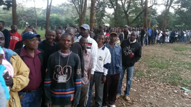 Foleni ndefu zilishuhudiwa katika maeneo mengi ya nchi huku ushindani katika uchaguzi huo ukisemekana kuwa mkali 