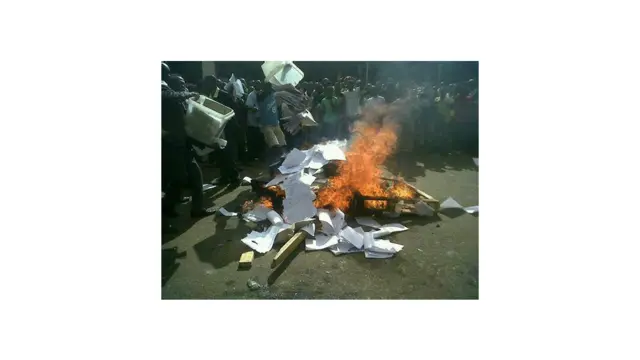 Wasimamizi wa uchaguzi katika vituo vinne mjini Blantyre wameshambuliwa na watu wenye hasira baada ya kukaa muda mrefu kwenye mistari bila kuanza kupiga kura