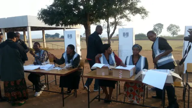 Wakati hali ikiwa namna hiyo huko Blantyre, maeneo mengine ya nchi shughuli ya upigaji kura imeendelea vizuri japokuwa vituo vingi vilichelewa kuanza kupiga kura.