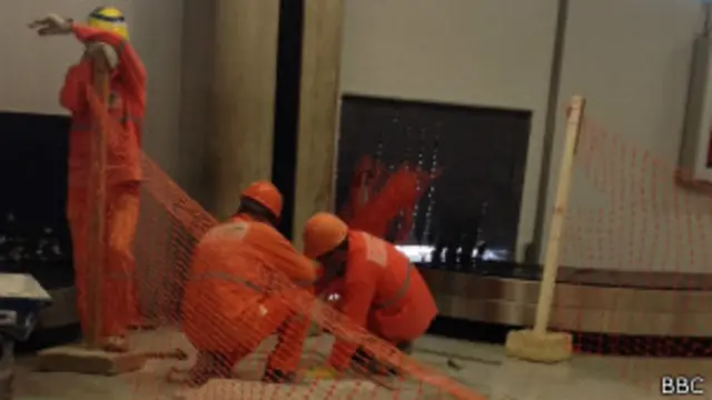 Pedreiros trabalham no Aeroporto de Confins / Foto: BBC Brasil