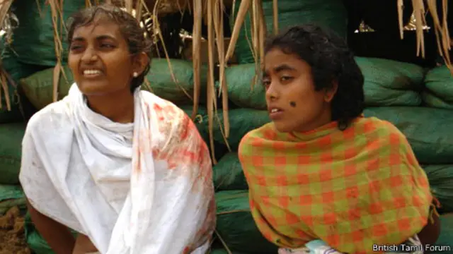 බ්‍රිතාන්‍ය දෙමළ සංසදය පවසන පරිදි මෙහි සිටින්නේ එල්ටීටීඊ නිවේදිකාවක වන ඉසයිප්‍රියා (වමේ) සහ උෂාලිනි (දකුණේ) - ඡායාරූපයේ සත්‍යතාව බීබීසීයට තහවුරු වී නැත.