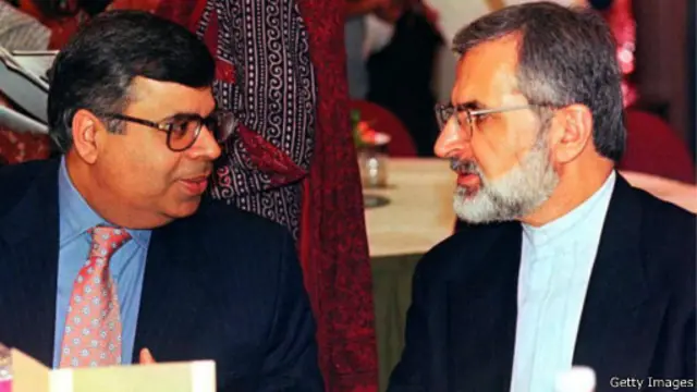 کمال خرازی و آشوک هندوجا در سال ۱۹۹۹ در هند