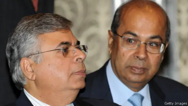 آشوک (چپ) و پراکاش هندوجا دو برادر کوچکتر در مهمانی شام خوان کارلوس پادشاه اسپانیا در هند در سال ۲۰۱۲