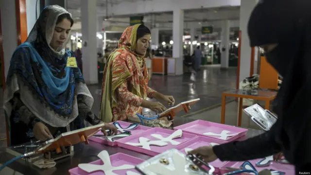 چینی کمپنی کو ایڈیڈاس کا آرڈر تیار کرنے میں مشکل پیش آ رہی تھی جس کے بعد پاکستانی کمپنی کو بھی فٹ بال تیار کرنے کو کہا گیا۔