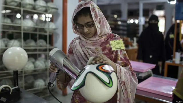 سیالکوٹ میں کھیلوں کی صنعت بہت مضبوط ہے لیکن ماضی میں بچوں سے مشقت لینے کے معاملے پر فٹ بال بنانے کی صنعت مشکالات کا شکار ہو گئی تھی۔