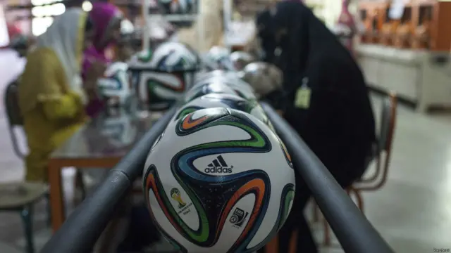 سیالکوٹ میں فٹ بال سازی کی صنعت بہت پرانی اور دلچسپ ہے۔ اس کا آغاز تاج برطانیہ کے دور میں ہوا تھا جب ایک مقامی موچی برطانوی فوجیوں کے فٹ بال مرمت کرتے کرتے خود فٹ بال تیار کرنا سیکھ گیا تھا۔