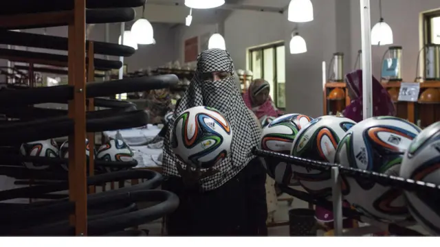 سیالکوٹ میں قائم فارورڈ نامی پاکستانی کمپنی کو برازیل میں 14 جون سے شروع ہونے والے فٹ ورلڈ کپ کے لیے فٹ بال فراہم کرنے کا ٹھیکہ ملا ہے۔