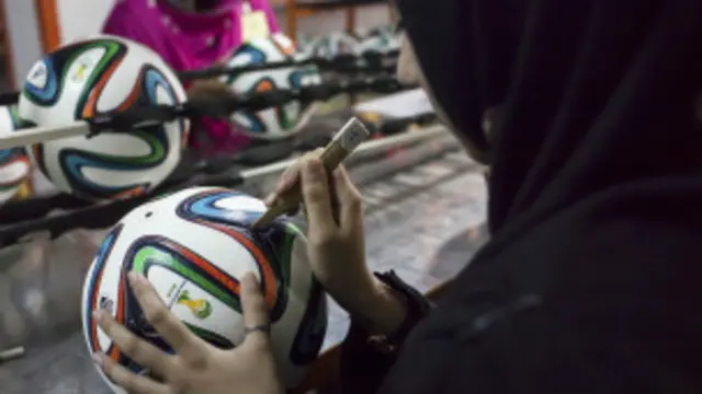 جدید فٹ بال سازی انتہائی پیچیدہ کام ہے جس کے لیے جدید مشینری کے علاوہ مہارت بھی درکار ہوتی ہے