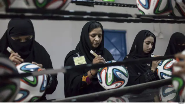 بچوں سے مشقت لینے کے معاملات سامنے آنے کے بعد سیالکوٹ میں کئی صنعتوں نے جدید طریقے اپنا لیے ہیں اور وہ بین الاقوامی معیار پر پورا اترتی ہیں۔