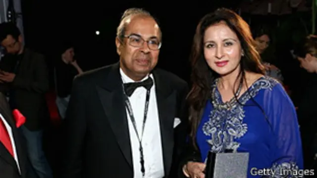 گوپیجاند هندوجا و پونام دیلون هنرپیشه هندی در افتتاحیه جشنواره کن در سال ۲۰۱۳