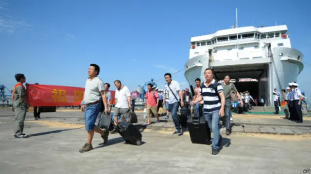 Công nhân Trung Quốc rời tàu sơ tán từ Việt Nam về sau vụ bạo động ở Bình Dương và Vũng Áng