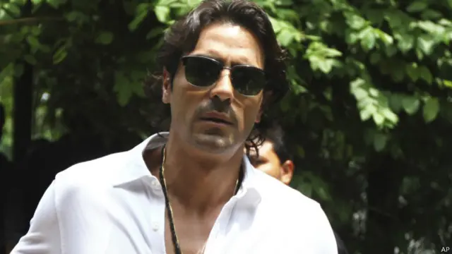 ’میں تو دعا کر رہا ہوں کہ وہاں (آسٹریلیا اور نیوزی لینڈ) میں بارش ہو جائے، کیونکہ میں جانتا ہوں کہ ایسے وقت ریلیز کرنے کا نقصان تو ہوگا ہی۔ اوپر سے پاکستان کا میچ بھی دو دن بعد ہی ہے۔ اب فلم کو تو جھٹکا لگے گا ہی‘