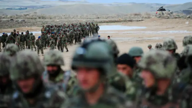 د یمګان ولسوالي له مرکز فیض اباد ۸۰ کیلومتره لیرې او له کشم، جرم او کران منجان له ولسوالیو سره ګډه پوله لري.