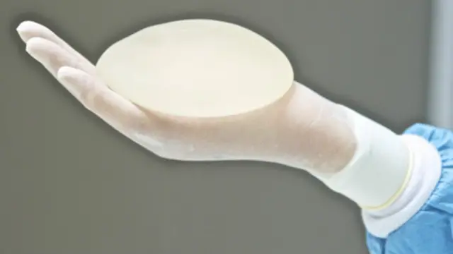 'Inserção de silicone para aumento dos seios é a cirurgia mais procurada no Brasil'