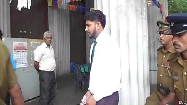 සම්පත් චන්ද්රපුෂ්ප විදානපතිරණ අධිකරණයට ගෙන එමින්.