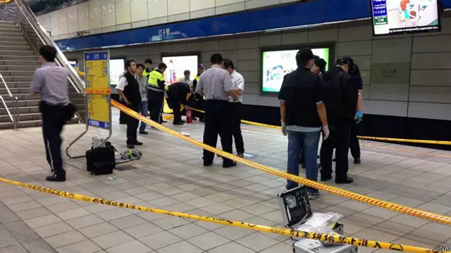 此突发事件发生于下午16时26分，一名持刀旅客于列车车厢内砍伤其他旅客。