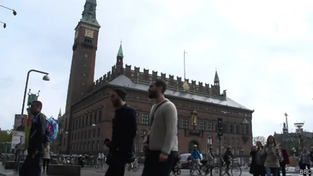 يقدر عدد المسلمين بحوالي ثلاثمائة ألف من إجمالي سكان الدانمارك البالغ عددهم 5.5 مليون