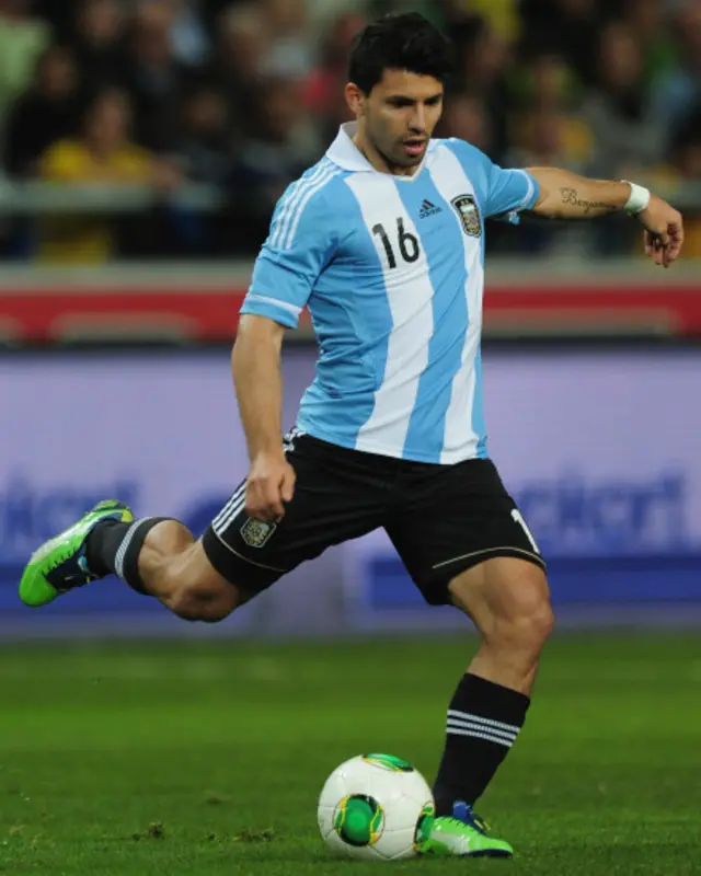 ارجنٹائن کی موجودہ ٹیم میں دنیا کے بہترین سٹرائکر ہیں۔ سرجیو ایگویرو دو مرتبہ مانچسٹر سٹی کو چیمپیئن بنا چکے ہیں۔ 