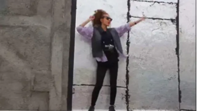 فقدان فضای عمومی، غیاب تهران، در شادمانی شش جوانی که با پوششی آشکارا نمایشی به ضرباهنگ آن ترانه روی پشت بام می‌رقصیدند