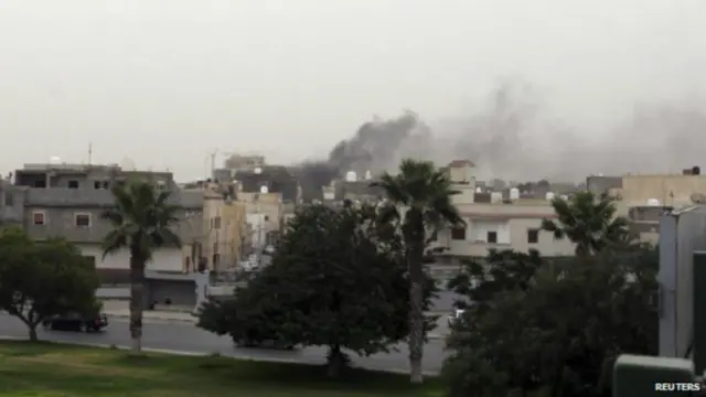 الدخان يتصاعد من مبنى البرلمان الليبي في طرابلس بعد هجوم ميليشيات يوم الأحد