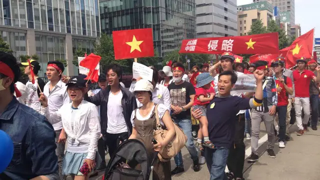 Ngày 18/05, hàng trăm người Việt tại một số tỉnh Aichi, Gifu và Mie đã tuần hành tại Thành phố Nagoya, miền trung ở Nhật Bản, để phản đối Trung Quốc.