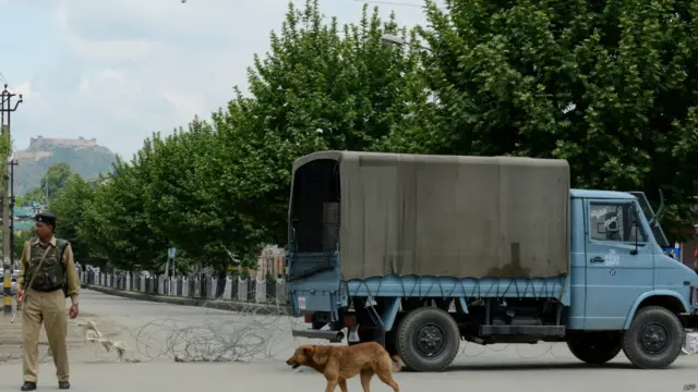 سری نگر میں مولوی محمد فاروق اور عبد الغنی لون کی برسی پر سخت سکیورٹی انتظامات کیے گئے تھے اور شہر کی بڑی بڑی سڑکوں کو خار دار تاروں اور فوج ٹرک کھڑے کر کے بلاک کر دیا گیا تھا۔