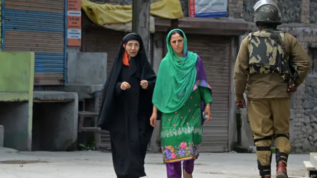 شہر کی سڑکیں ہڑتال اور جزوی کرفیو کی وجہ سے ویران پڑی رہیں اور اکا دکا لوگ ہی سڑکوں پر نظر آئے۔