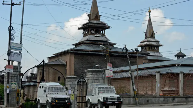 بھارت کے زیر انتظام کشمیر کے دارالحکومت سری نگر میں اکیس مئی کو جزوی طور پر کرفیو نافذ رہا اور شہر کی جامعہ مسجد کے باہر بھی پولیس اور نیم فوجی دستے موجود رہے۔