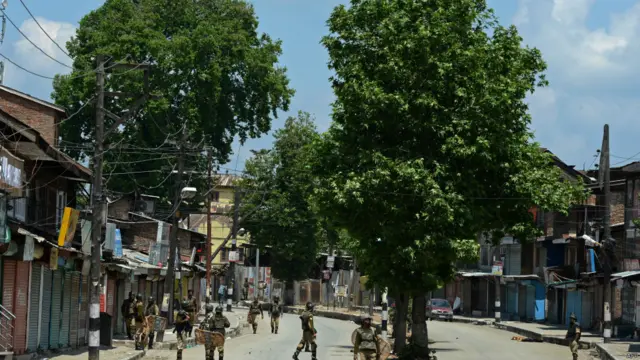 سری نگر کے مختلف علاقوں میں پولیس اور نیم فوجی دستے گشت کرتے رہے۔