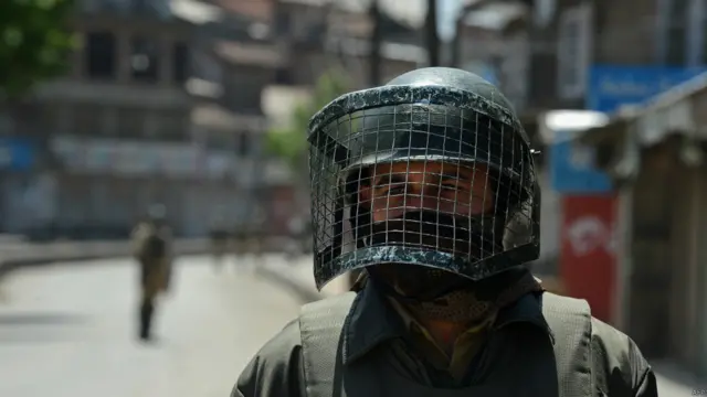 کشمیر میں بھارتی فوج اور نیم فوجی دستوں کے کئی لاکھ تعینات ہیں جہاں ایک عرصے بھارت سے علیحدگی کی جدوجہد جاری ہے۔