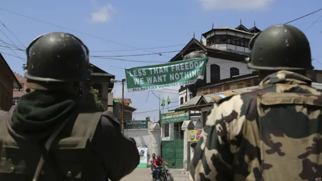 کشمیر میں اکیس مئی کو مولوی محمد فاروق اور عبدالغنی لون کی برسی کے موقعے پر عام ہڑتال رہی اور معمولات زندگی مکمل طور پر معطل رہے۔