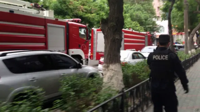 چین میں سنکیانگ صوبے کے دارالحکومت اورومچی میں ٹریفک کی تلاشی لی جا رہی ہے