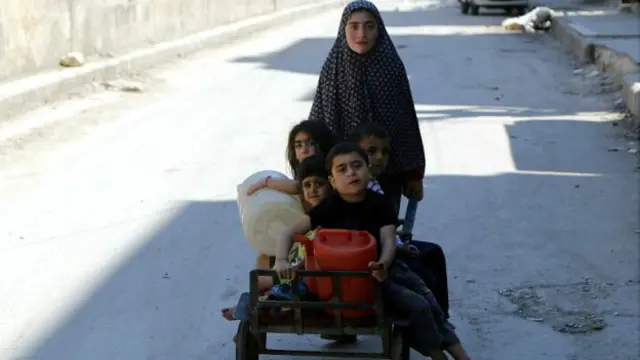 حلب کے پناہ گزینوں میں خوراک کی تقسیم کا کام آئی سی آر سی اور ہلال احمر تنظیم کے تحت کیا جا رہا ہے