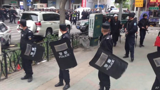 ماموران پلیس اطراف مناطق نزدیک به بازار محل انفجار را در محاصره خود گرفته‌اند