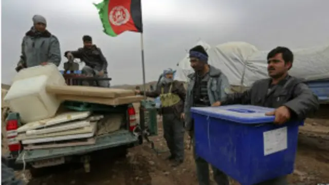 د افغانستان د کورنیو چارو وزیر د هوا تودېدل او د وسله والو مخالفینو د فعالیتونو ډېرېدل په ځینو سیمو کې د ټاکنو د راتلونکي پړاو پروړاندې لوی ګواښونه وبلل.