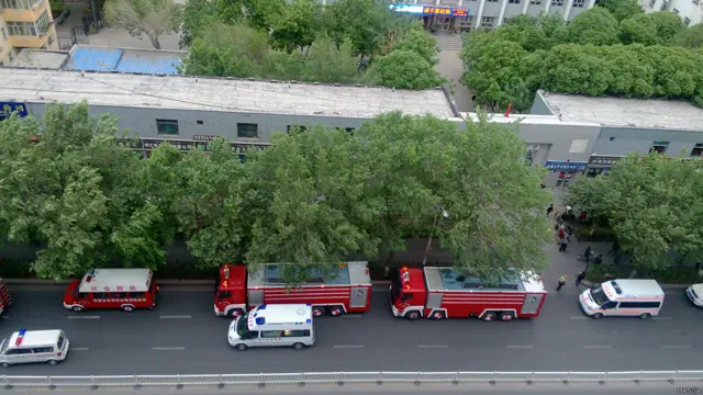 新疆乌鲁木齐爆炸现场消防车与救护车聚集（网友漫画提供图片22/5/2014）