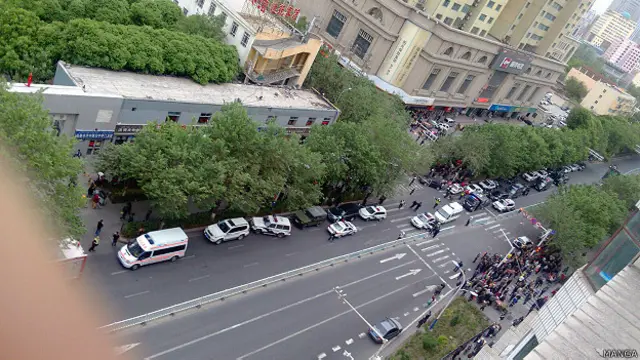 Nhân chứng nói có thêm nhiều xe cứu thương, cứu hỏa và xe cảnh sát tới nơi trong vòng 30 phút