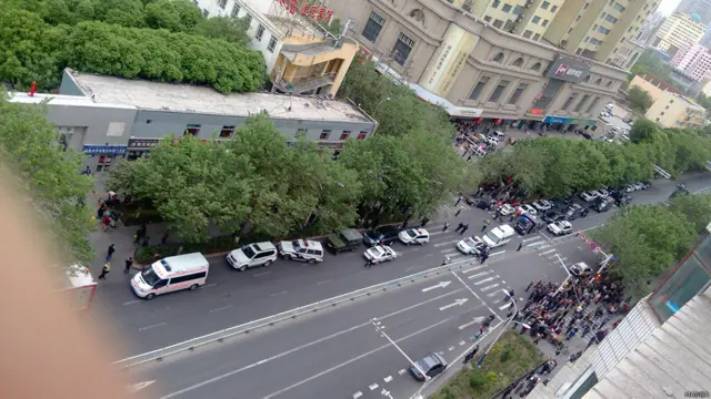 新疆乌鲁木齐爆炸现场军警车辆与围观群众聚集（网友漫画提供图片22/5/2014）