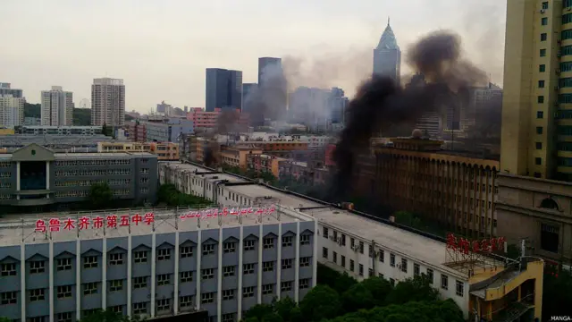 新疆乌鲁木齐爆炸现场冒起浓烟（网友漫画提供图片22/5/2014）