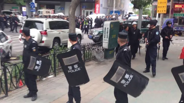 新疆乌鲁木齐爆炸手持防暴装备的警察封锁现场（22/5/2014）