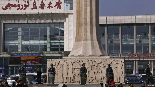 武警在新疆乌鲁木齐火车站外站岗（2/5/2014）