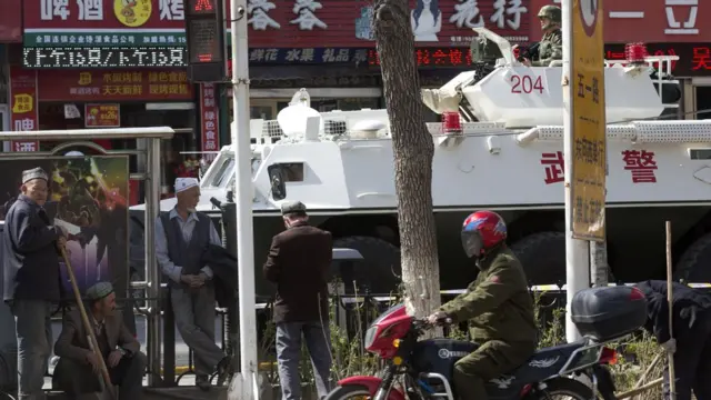 武警装甲车在新疆乌鲁木齐街头站岗（2/5/2014）