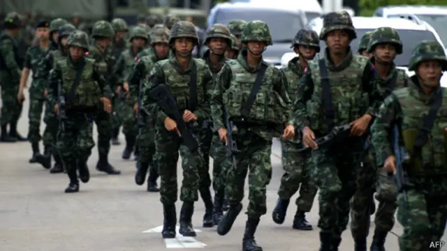 තායිලන්ත දේශපාලනඥයන් රැස්වී සාකච්ඡා පවත්වන ස්ථානය හමුදා භටයන් වටලා ඇති බව වාර්තා වෙයි.