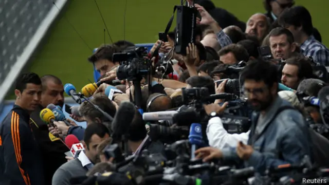 Ronaldo es rodeado por medios de comunicación.
