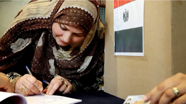 ناخبة مصرية تدلي بصوتها في العاصمة السعودية الرياض.