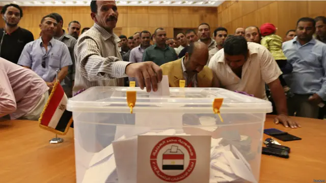 مصري مقيم في الاردن يدلي بصوته في مركز انتخابي في عمان.