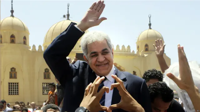 المرشح حمدين صباحي يحيي مؤيديه في بلدة بلطيم الواقعة الى الشمال من القاهرة.