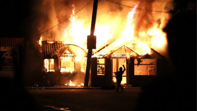 حريق نشب في أحد المقاهي خلال الاشتباكات بين قوات الحكومة والموالين لروسيا. 