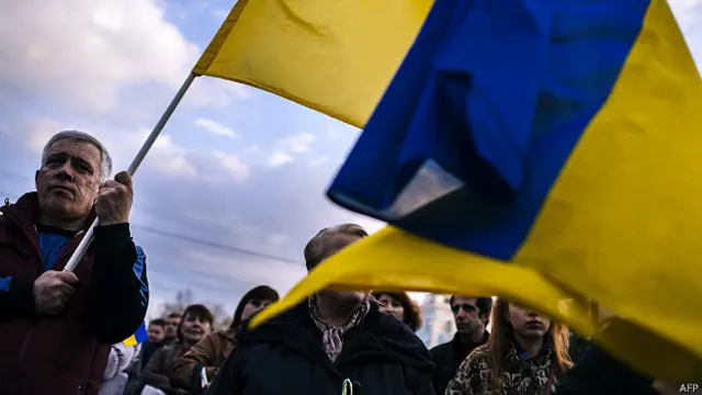 Мужчина с национальным флагом Украины