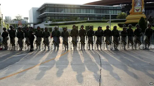نیروهای ارتش ساختمانی را که مذاکره رهبران سیاسی تایلند در آن جریان داشت محاصره کردند